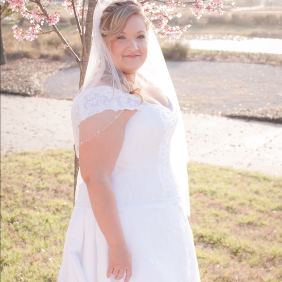 wholesale prices Wedding dress with veil. Dry cleaned and preserved